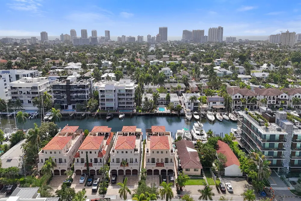 210 HENDRICKS Isle Fort Lauderdale, FL 33301