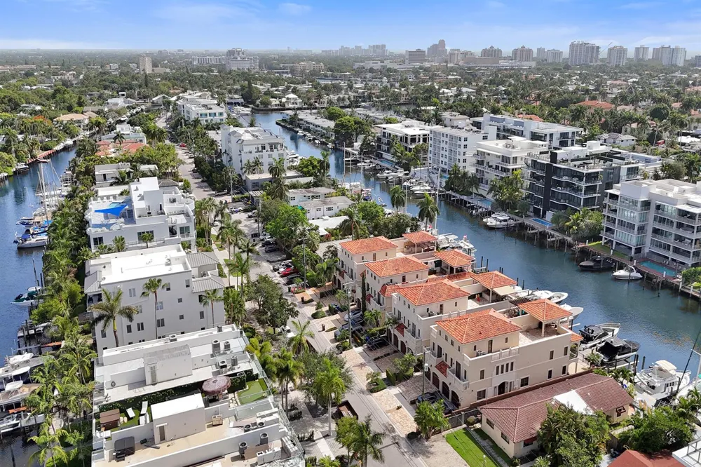 210 HENDRICKS Isle Fort Lauderdale, FL 33301