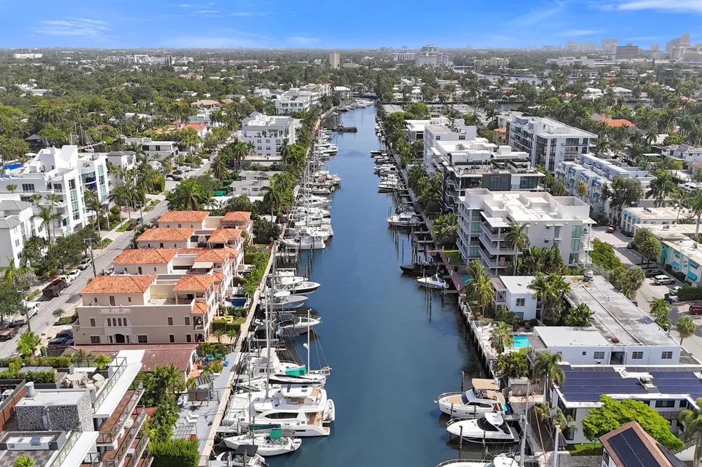 210 HENDRICKS Isle Fort Lauderdale, FL 33301