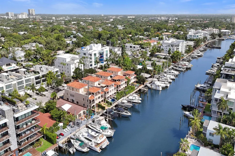 210 HENDRICKS Isle Fort Lauderdale, FL 33301