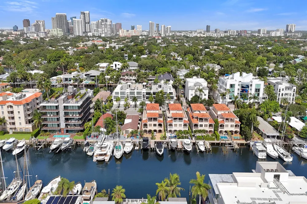 210 HENDRICKS Isle Fort Lauderdale, FL 33301