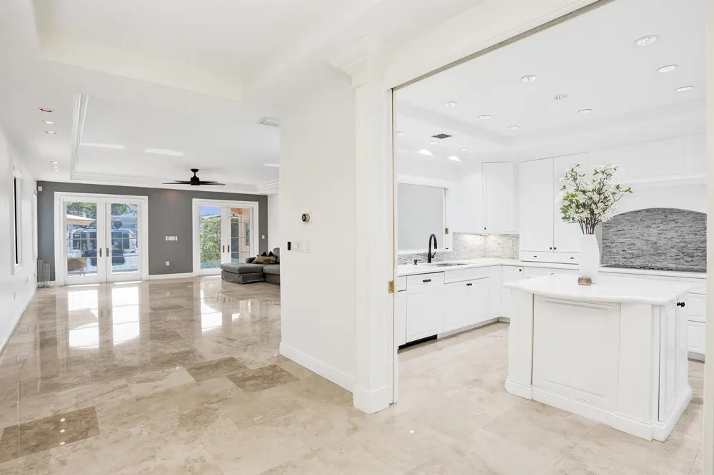 210 HENDRICKS Isle Fort Lauderdale, FL 33301