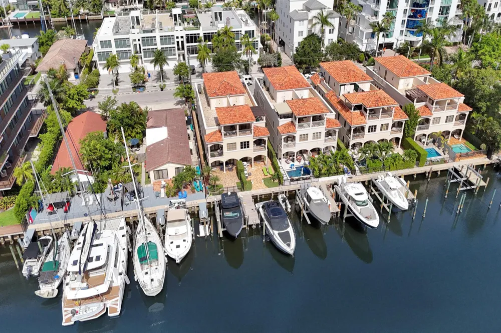 210 HENDRICKS Isle Fort Lauderdale, FL 33301