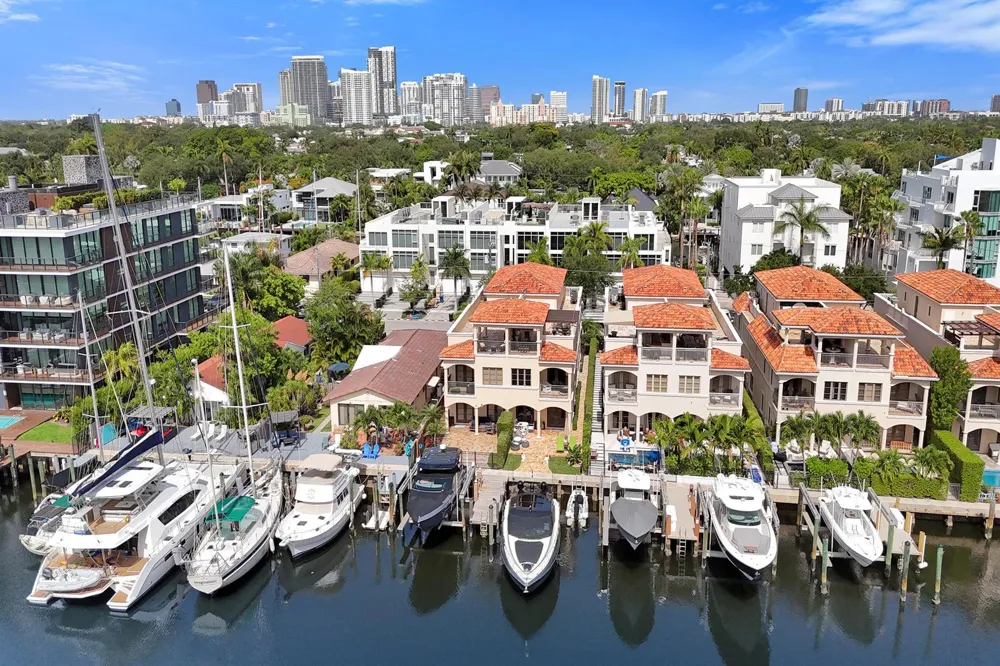 210 HENDRICKS Isle Fort Lauderdale, FL 33301