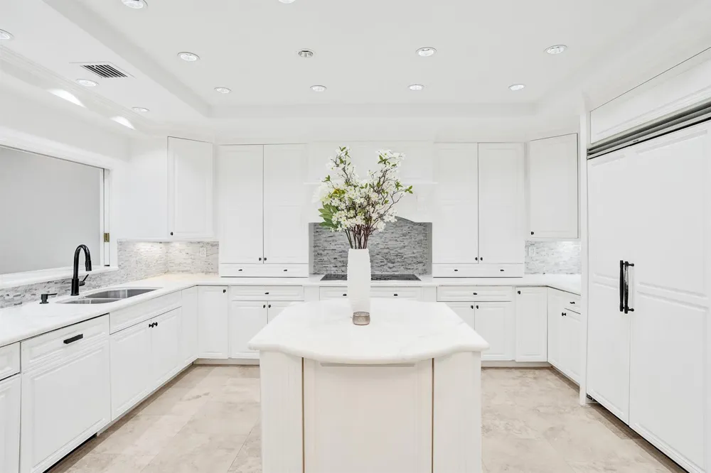 210 HENDRICKS Isle Fort Lauderdale, FL 33301