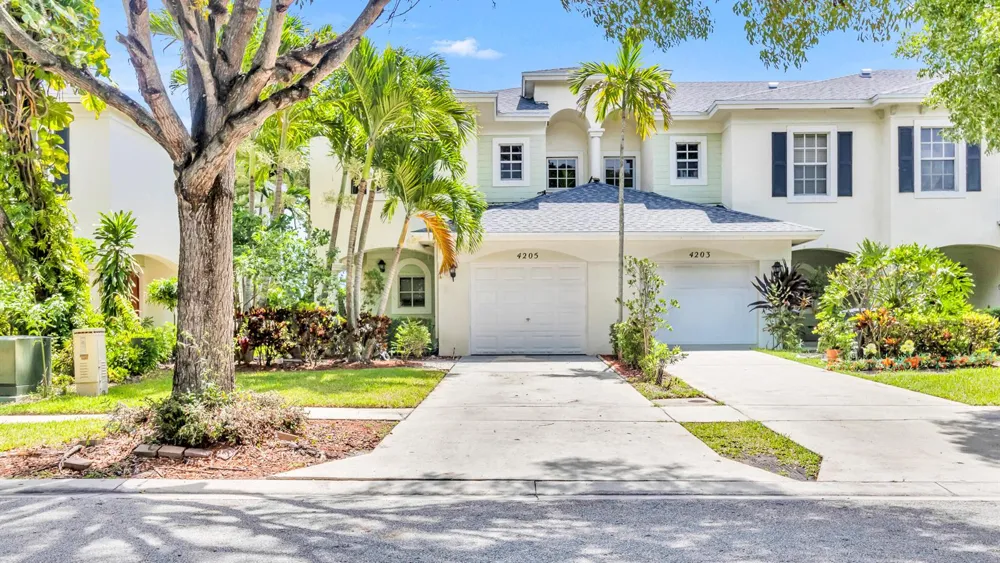 4205 EMERALD Vista Lake Worth, FL 33461
