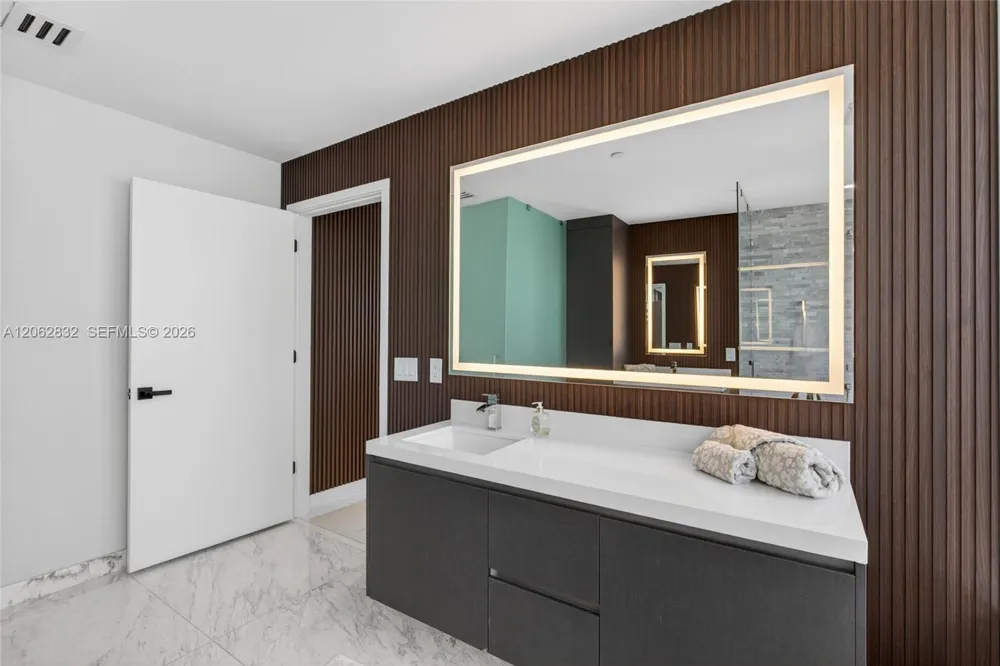 851 NE 1st Ave #3201 Miami, FL 33132