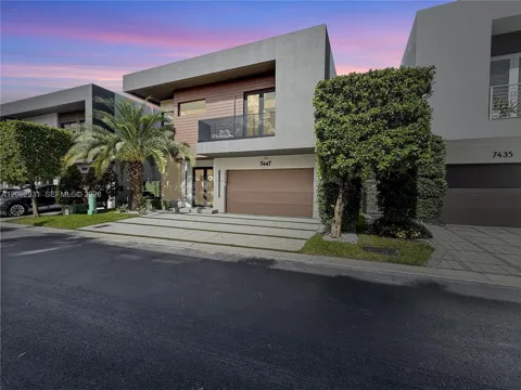 7447 NW 97th Ct