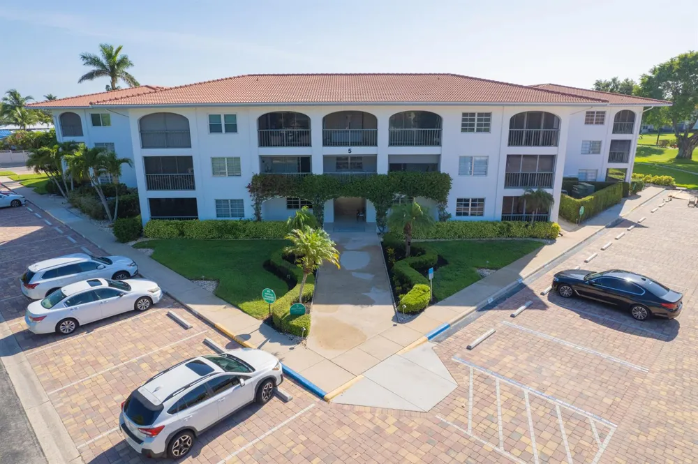 5 HIGH POINT CIRCLE W #212 Naples, FL 34103