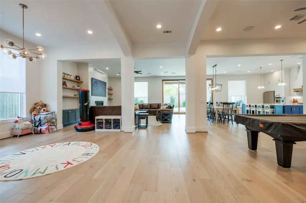 907 W 43rd Street Houston, TX 77018