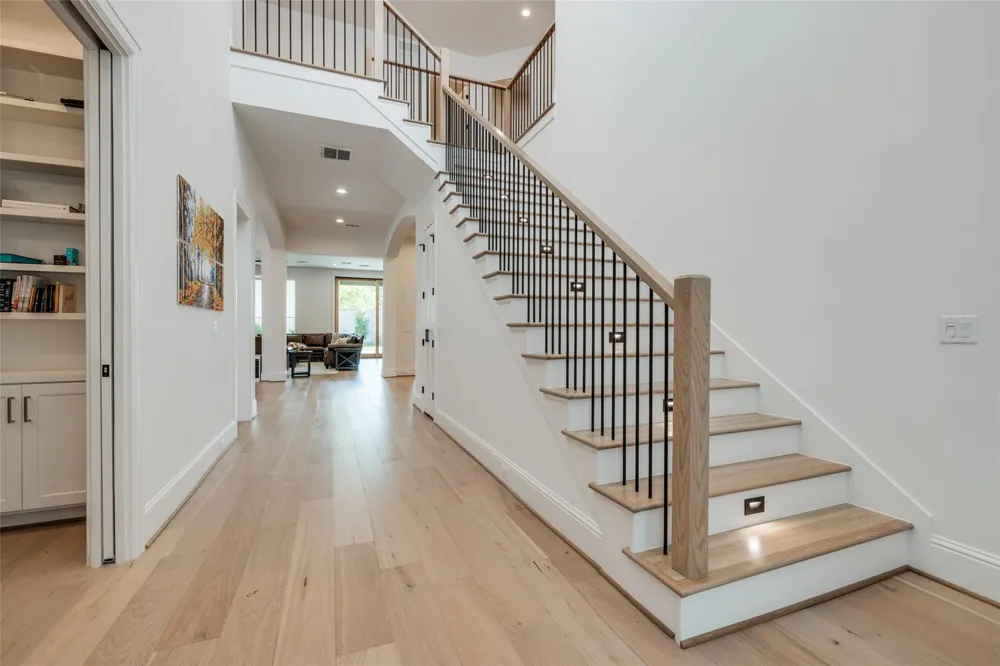 907 W 43rd Street Houston, TX 77018