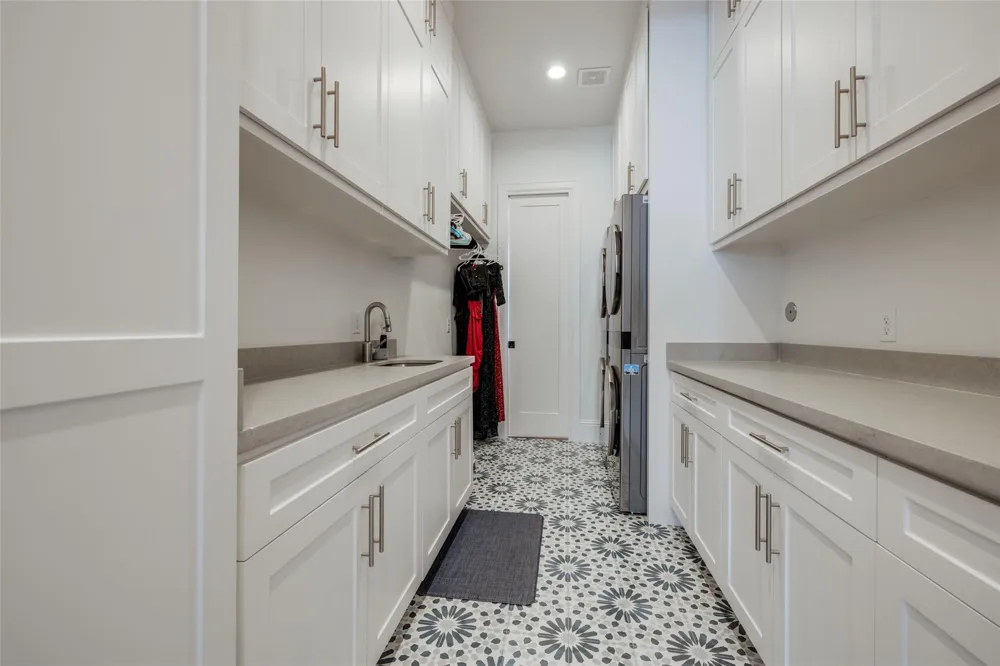 907 W 43rd Street Houston, TX 77018