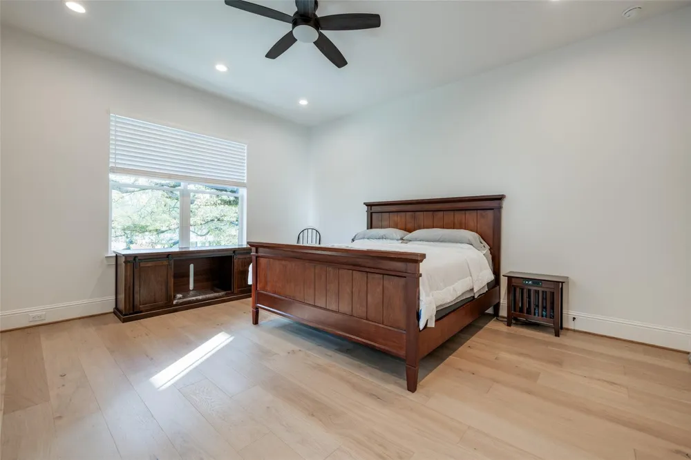 907 W 43rd Street Houston, TX 77018