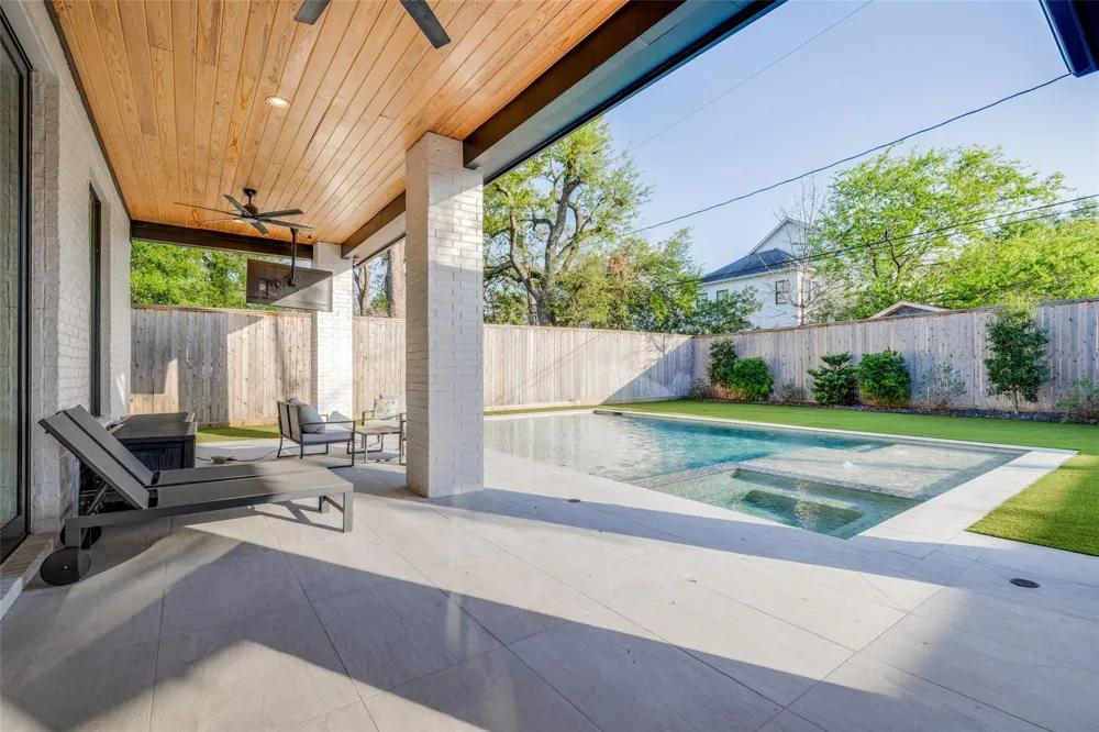 907 W 43rd Street Houston, TX 77018