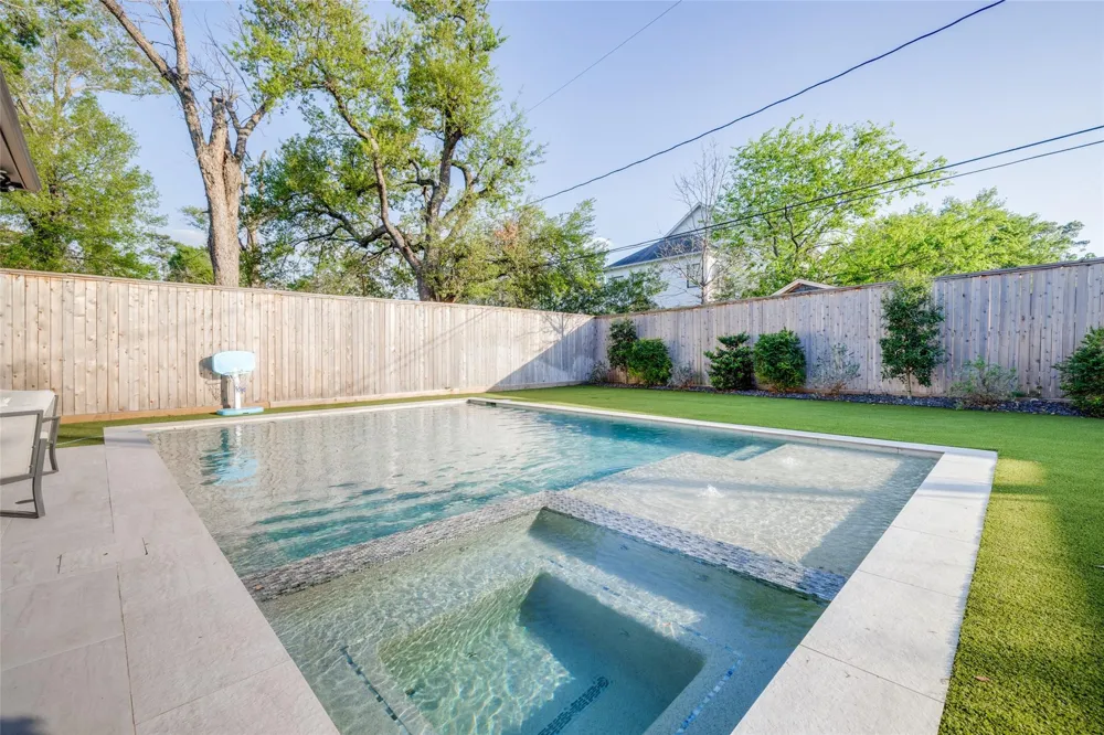 907 W 43rd Street Houston, TX 77018
