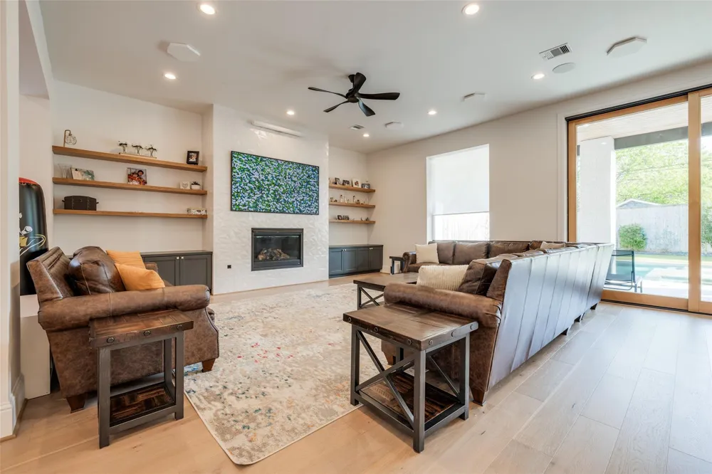 907 W 43rd Street Houston, TX 77018