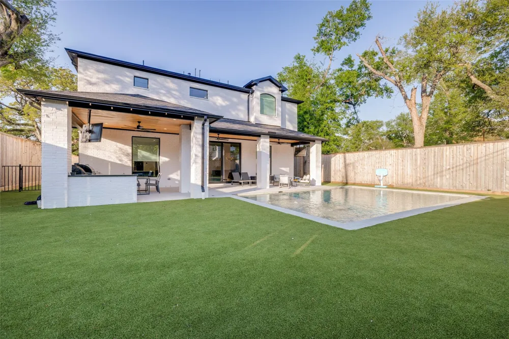 907 W 43rd Street Houston, TX 77018
