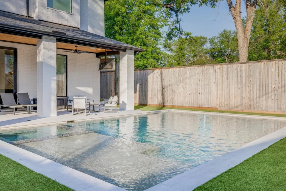 907 W 43rd Street Houston, TX 77018