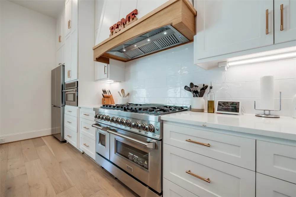 907 W 43rd Street Houston, TX 77018
