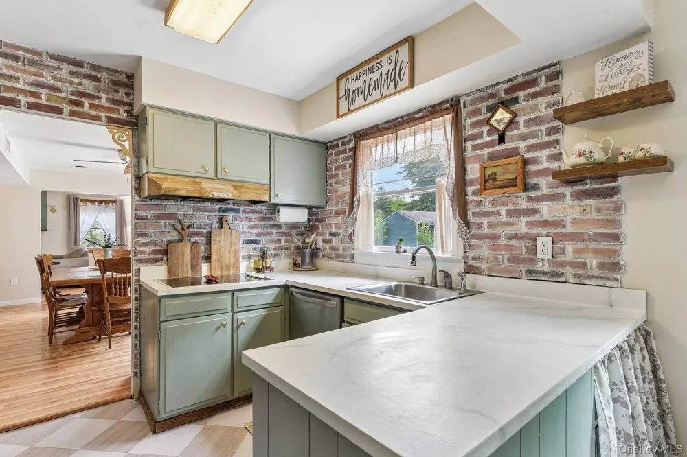 21 Manchester Lane Stony Brook, NY 11790