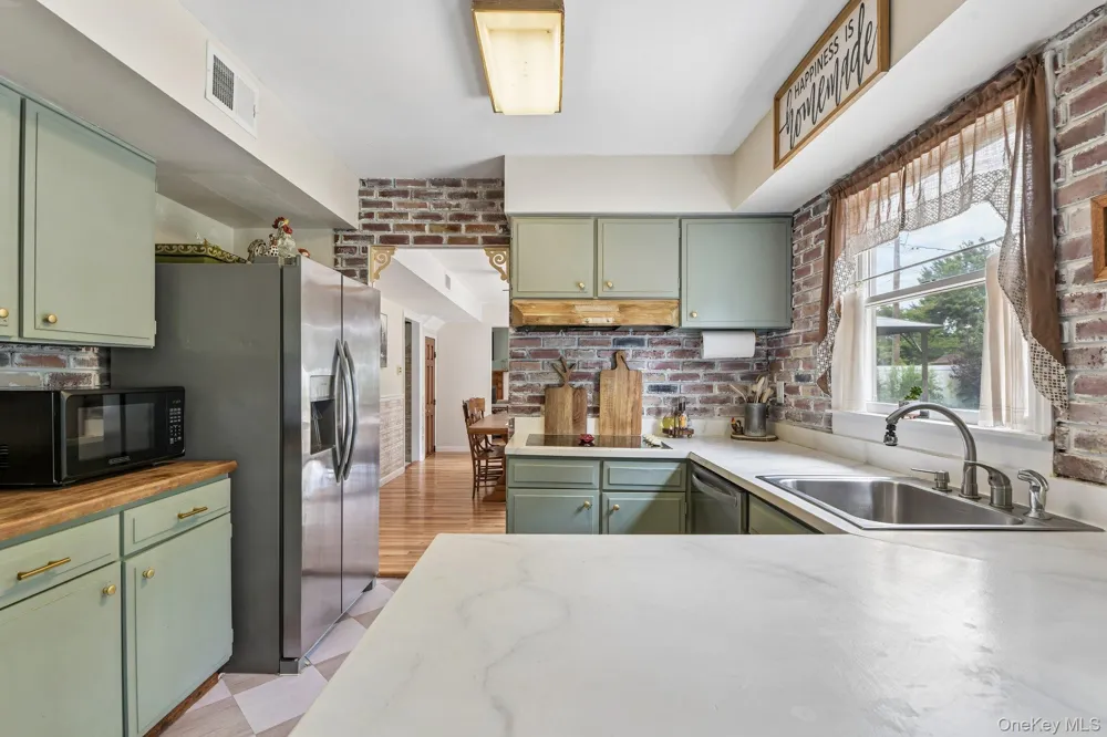 21 Manchester Lane Stony Brook, NY 11790