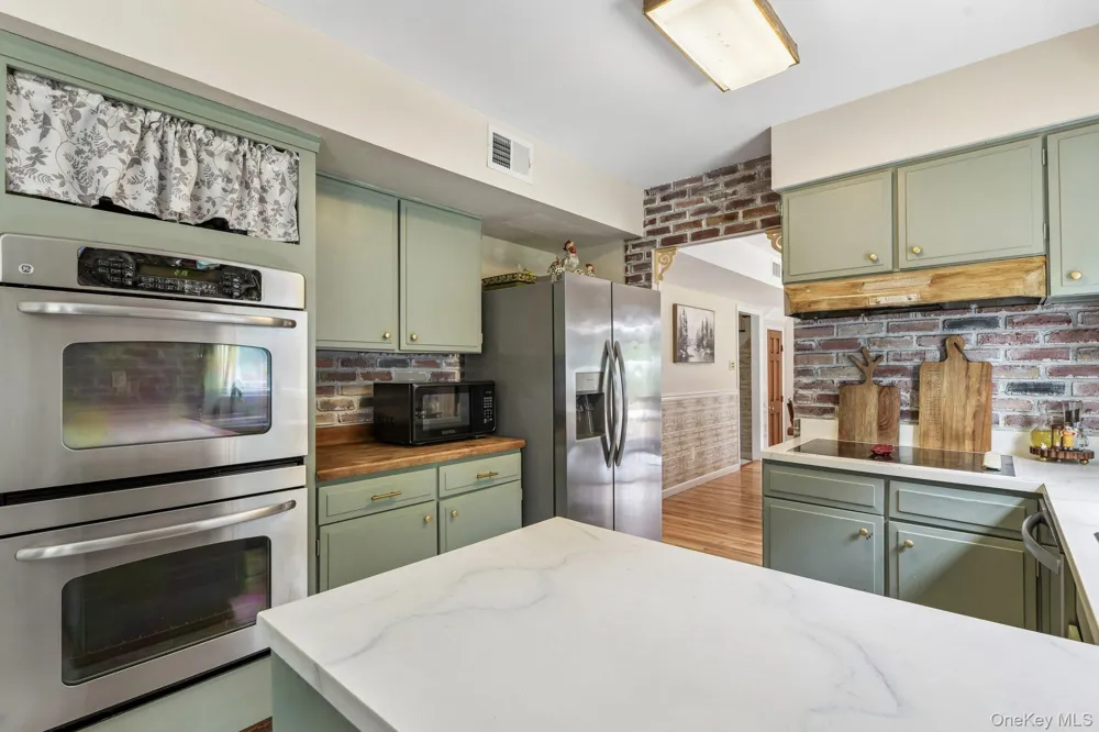 21 Manchester Lane Stony Brook, NY 11790