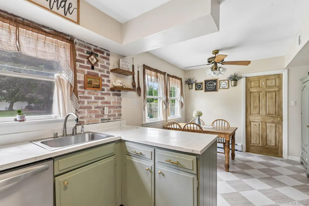 21 Manchester Lane Stony Brook, NY 11790