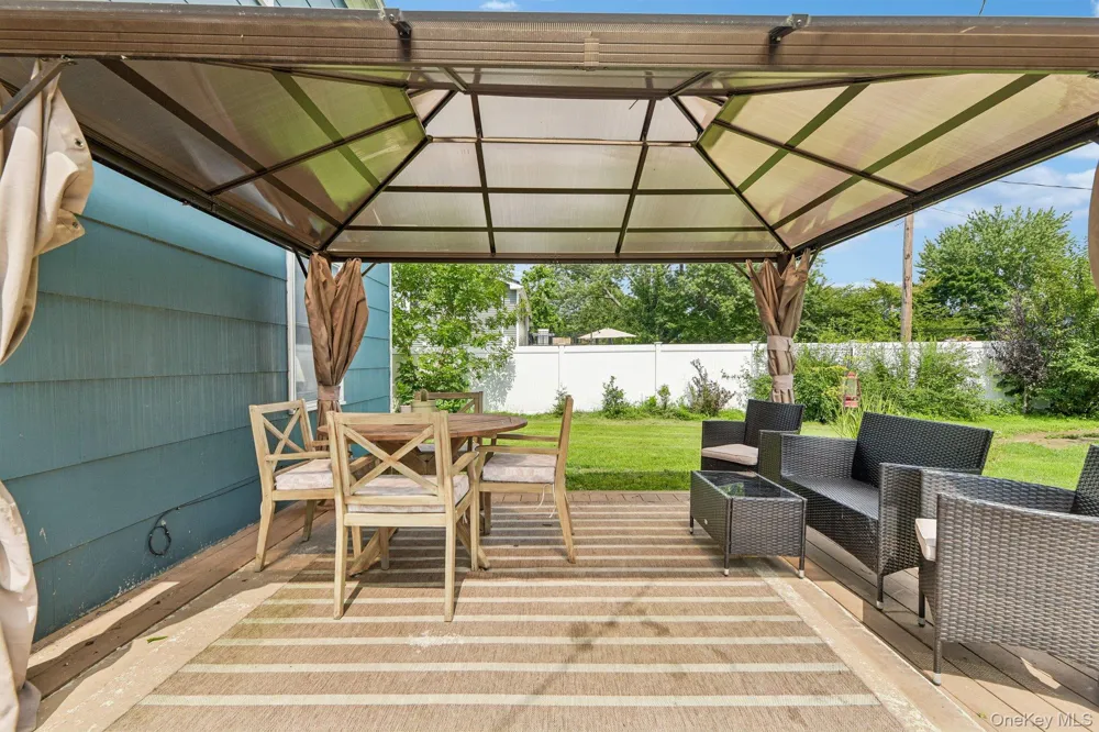21 Manchester Lane Stony Brook, NY 11790