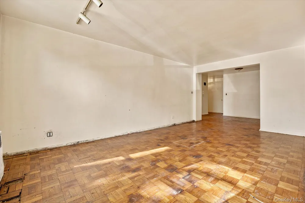 80-35 Springfield Blvd #1M Queens Village, NY 11427