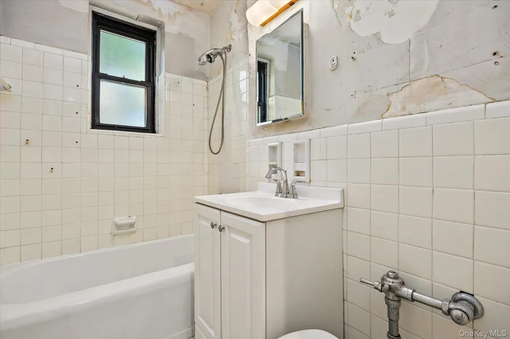 80-35 Springfield Blvd #1M Queens Village, NY 11427