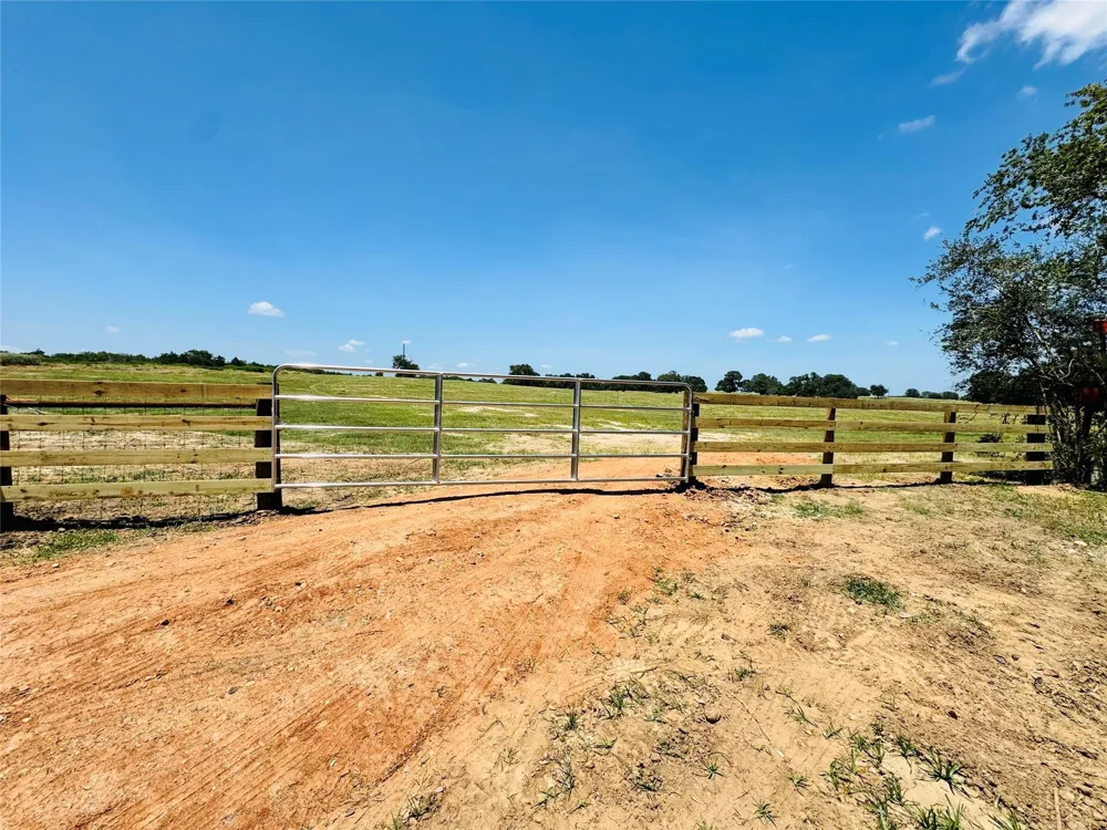 9821 W Us Hwy 90 Flatonia, TX 78941