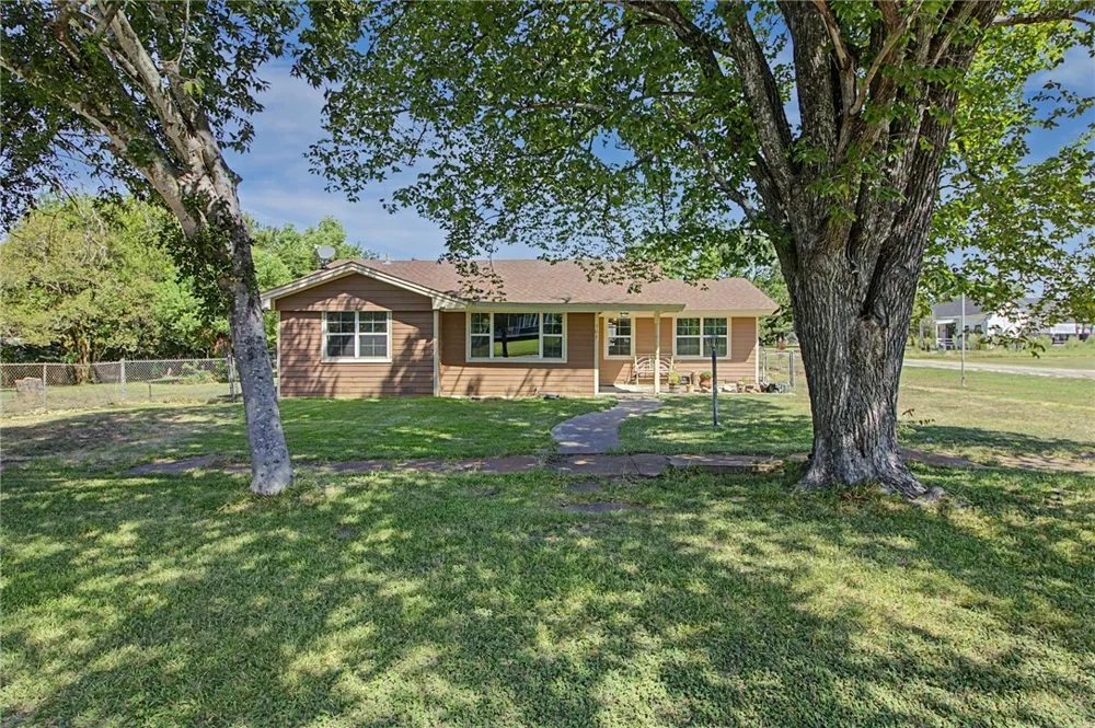 307 E Barton Street Calvert, TX 77837