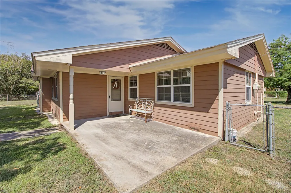 307 E Barton Street Calvert, TX 77837