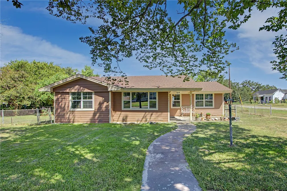 307 E Barton Street Calvert, TX 77837