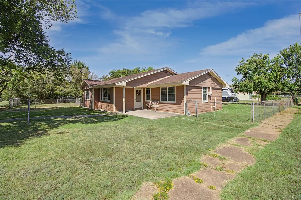 307 E Barton Street Calvert, TX 77837