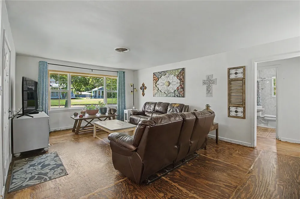 307 E Barton Street Calvert, TX 77837