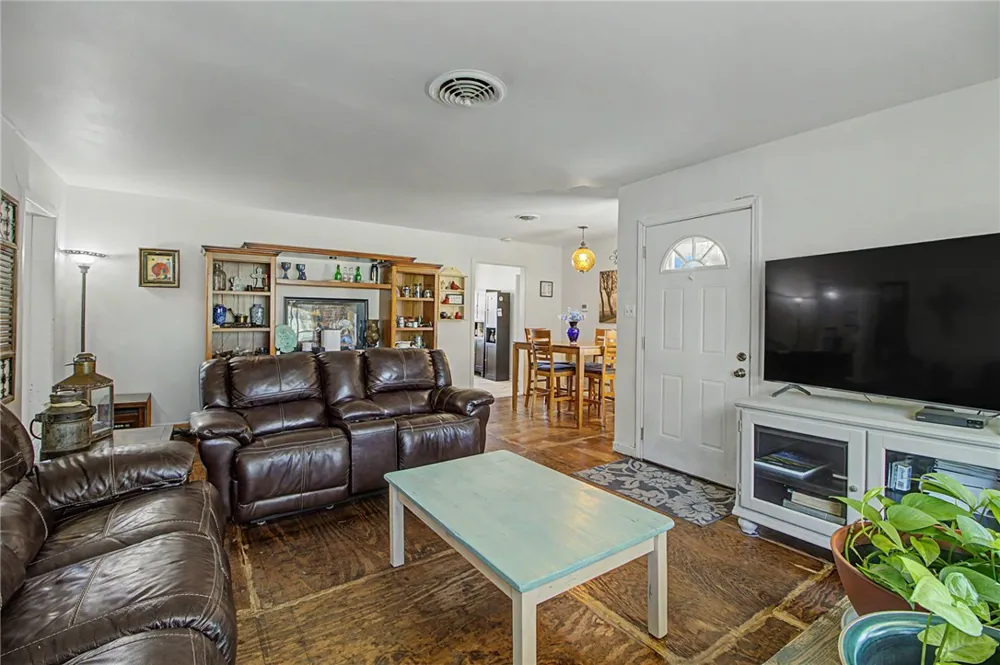 307 E Barton Street Calvert, TX 77837