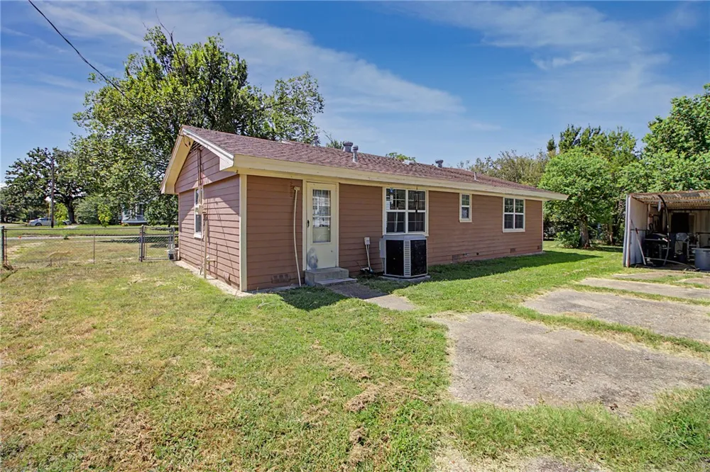 307 E Barton Street Calvert, TX 77837