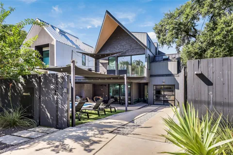 702 W Elizabeth Street