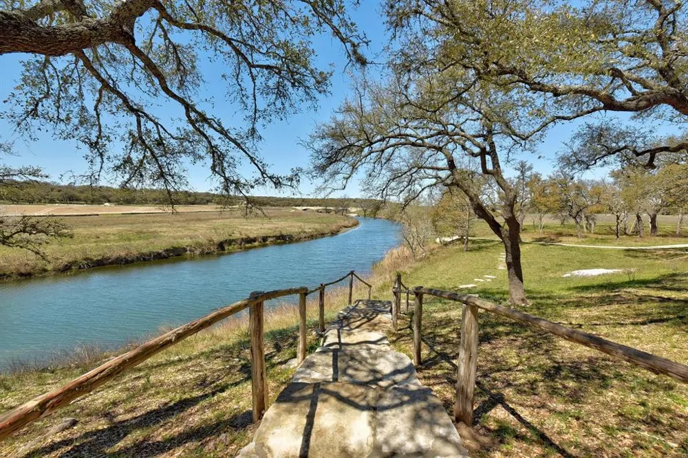 342 Bridge Water Loop Dripping Springs, TX 78620