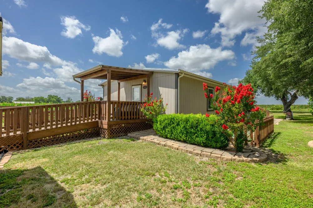 7092 FM 621 Martindale, TX 78655