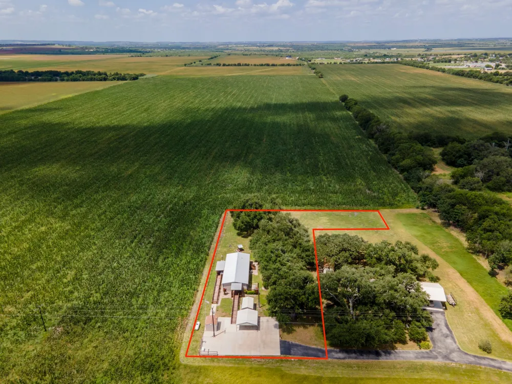 7092 FM 621 Martindale, TX 78655