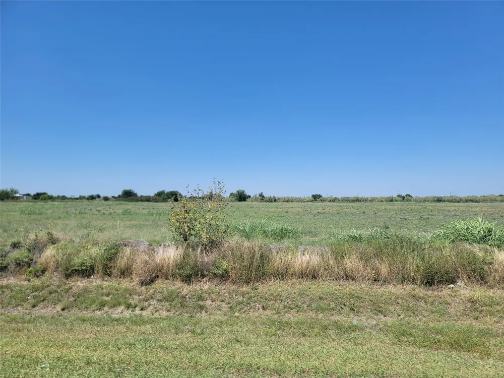 2315 Limmer Loop Hutto, TX 78634