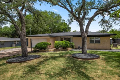 11901 Oak Trail