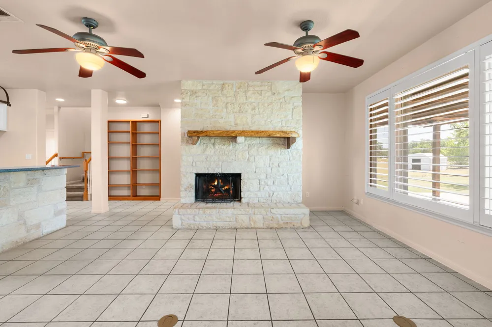 913 County Road 220 Florence, TX 76527