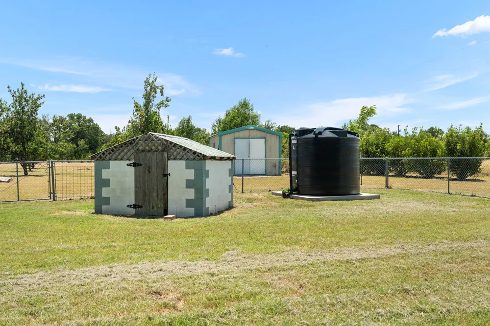 913 County Road 220 Florence, TX 76527