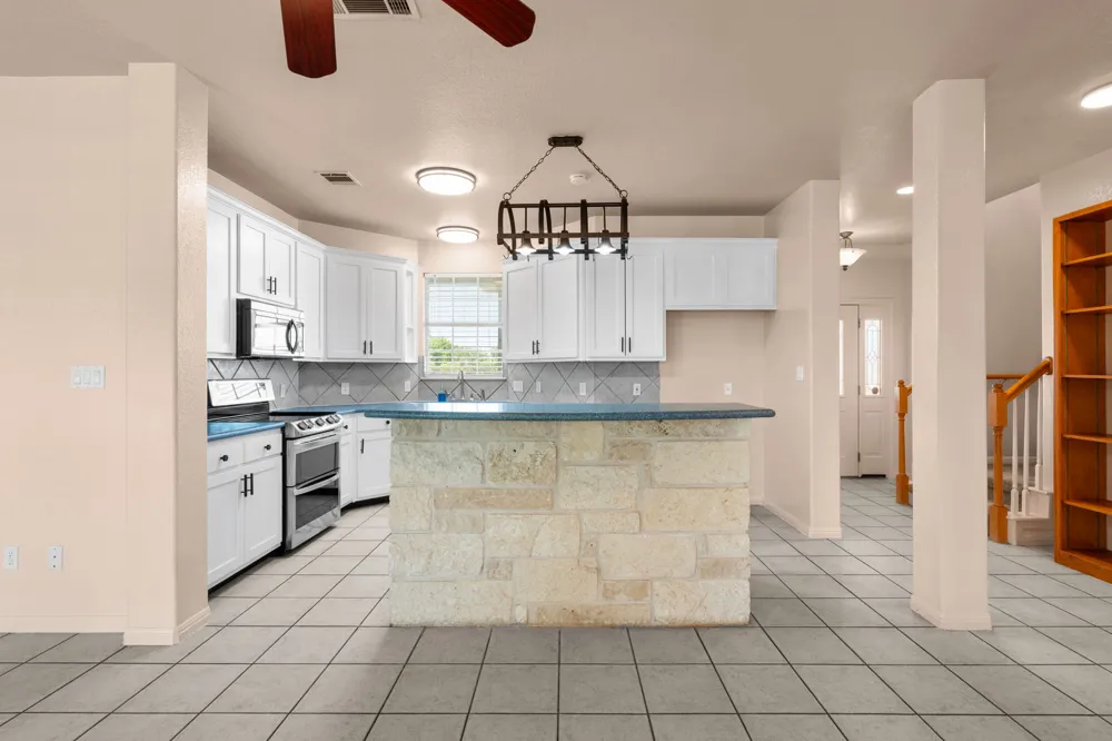 913 County Road 220 Florence, TX 76527