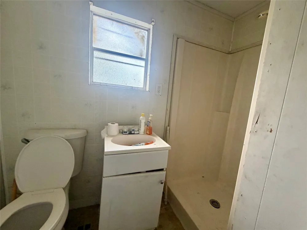 808 W Boundary Street Giddings, TX 78942