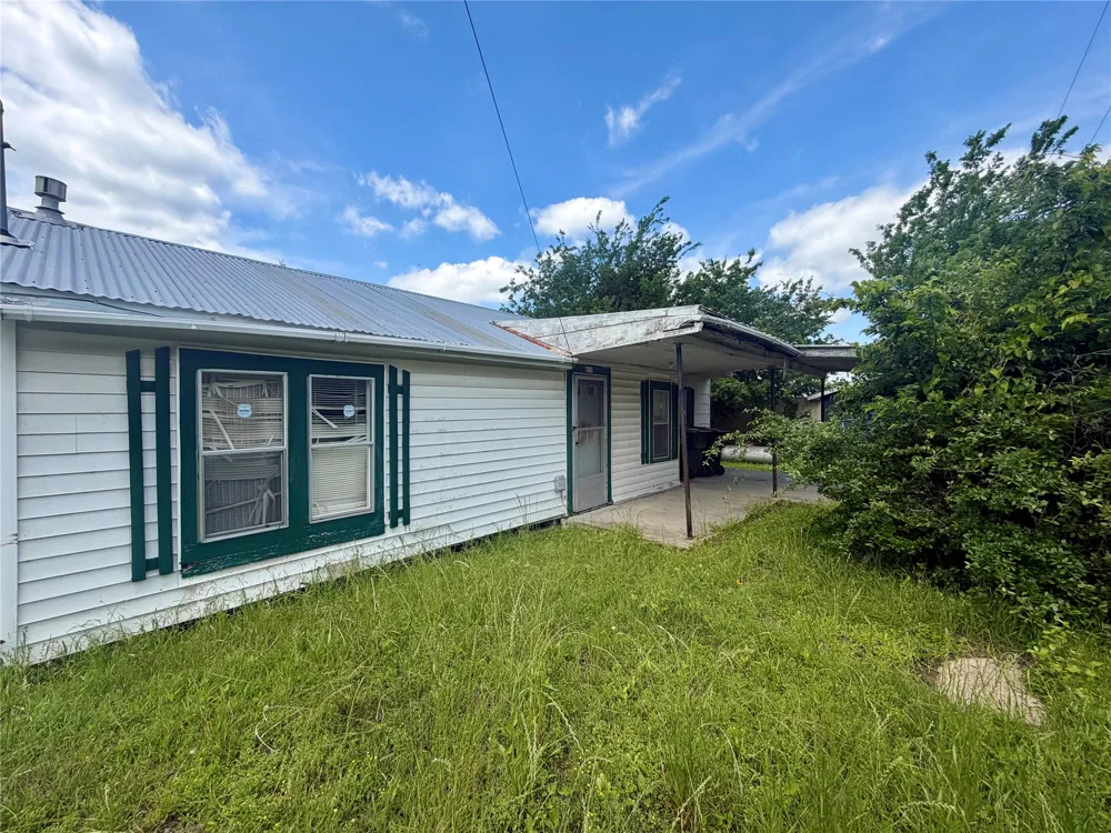 808 W Boundary Street Giddings, TX 78942