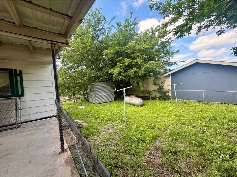 808 W Boundary Street Giddings, TX 78942